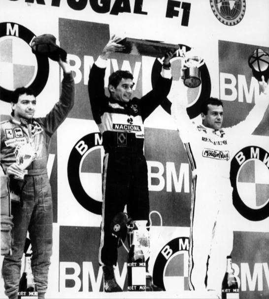 Fu quindi all&#39;Estoril che il campione brasiliano sal, per la prima volta, sul gradino pi alto del podio: alla sua sinistra il secondo arrivato Michele Alboreto e, a destra, Patrick Tambay, terzo sotto la bandiera a scacchi (Ap)